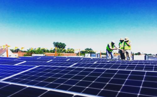Solar workers install panels in Minnesota MnSEIA